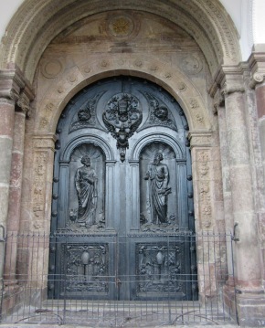 Une des portes de la Cathédrale