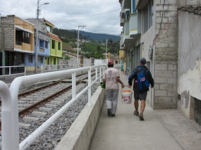 De retour de la cascade nous avons marcher le long du chemin de fer et Jean-Claude a aidé un monsieur pour transporter son sceau